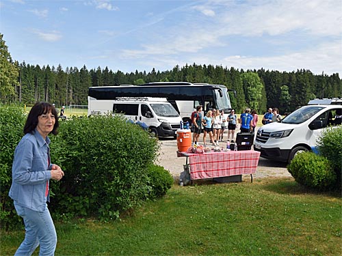 Radlergruppe vor St. Leonhard Radlergruppe vor St. Leonhard