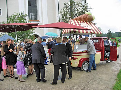 Mobile Eisdiele vor St. Leonhard Mobile Eisdiele vor St. Leonhard