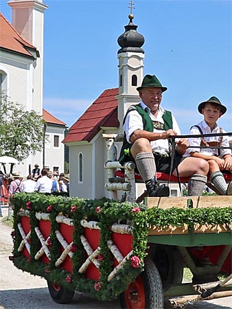 Wagen des Vereins auf der Leonhardifahrt Wagen des Vereins auf der Leonhardifahrt