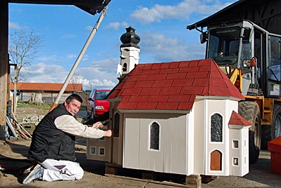 Die Minikirche für den Lehards wird neu gefasst Die Minikirche für den Lehards wird neu gefasst