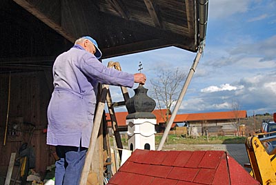 Die Minikirche für den Lehards erhält ein neues Turmkreuz Die Minikirche für den Lehards erhält ein neues Turmkreuz