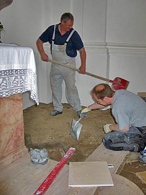 Reparatur des Altarpflasters Reparatur des Altarpflasters
