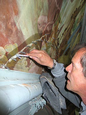 Risse im Deckenfresko