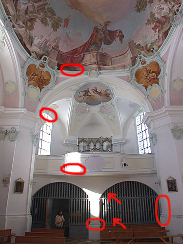 Schäden im hinteren Teil von St. Leonhard Schäden im hinteren Teil von St. Leonhard